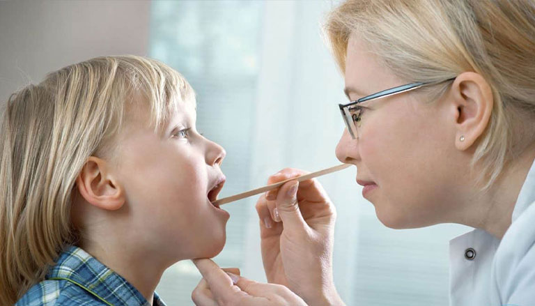 عملية استئصال اللوزتين عند الأطفال